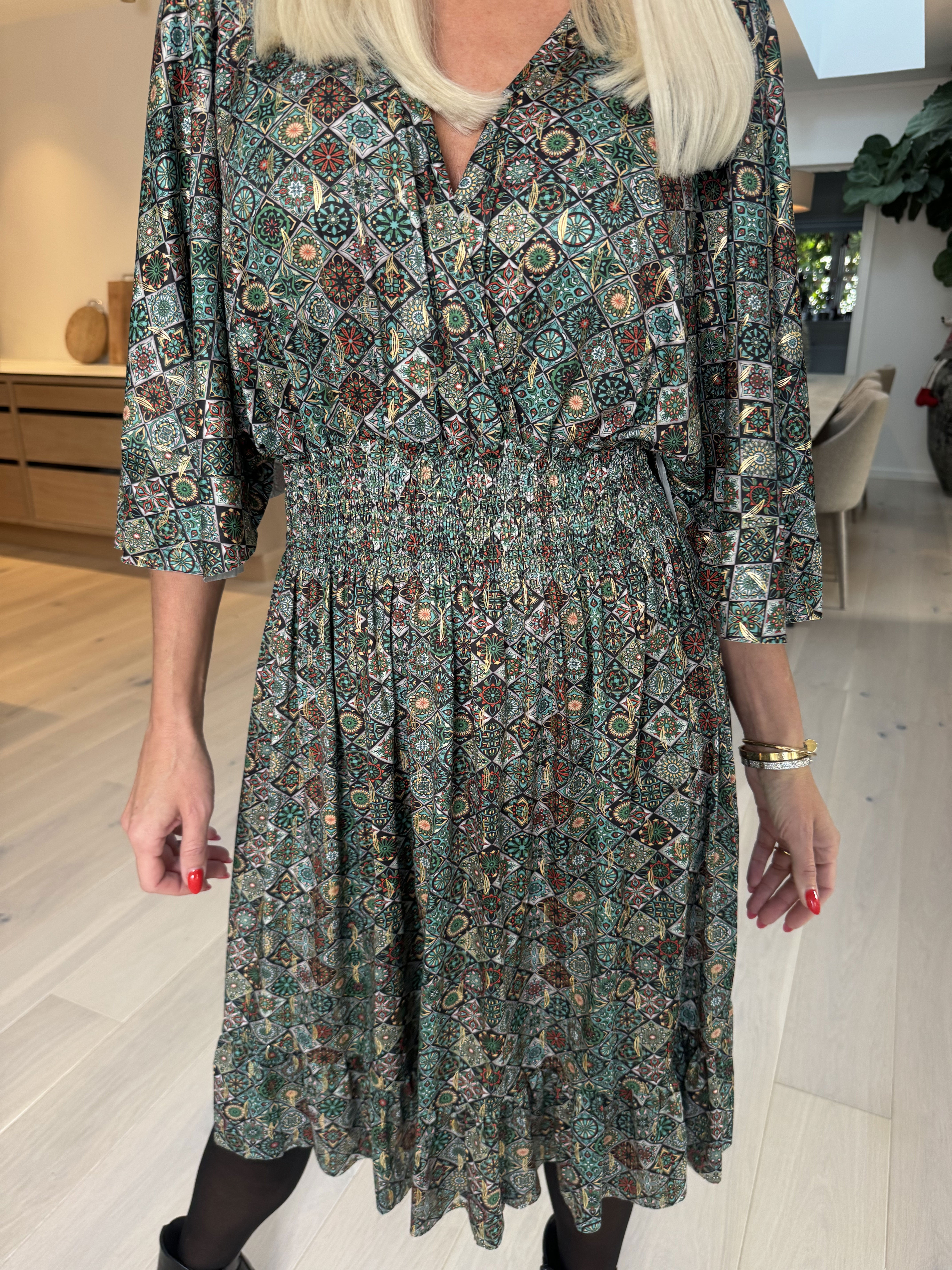 Pamela Mosaic Short - Elastisk kjole med flæser og smock